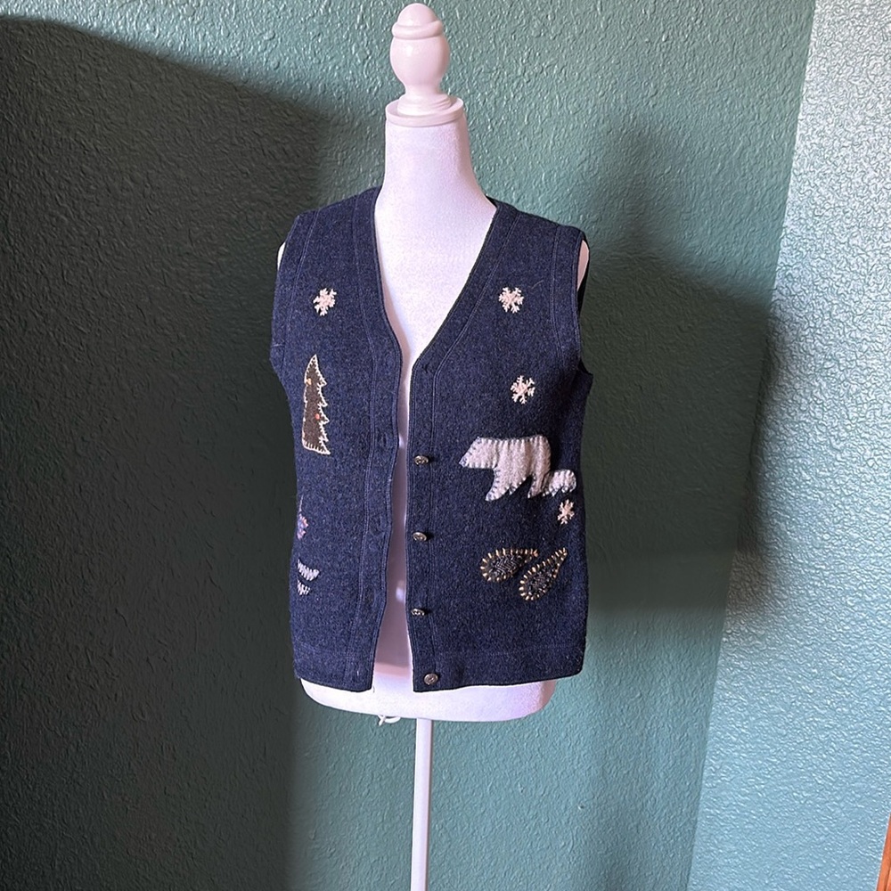 100% Wool “Ugly Christmas Vest”
Woolrich
Size M
Color Navy
*missing one button